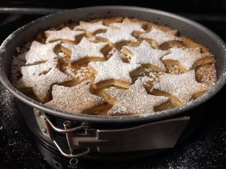 ŚWIĄTECZNA SZARLOTKA