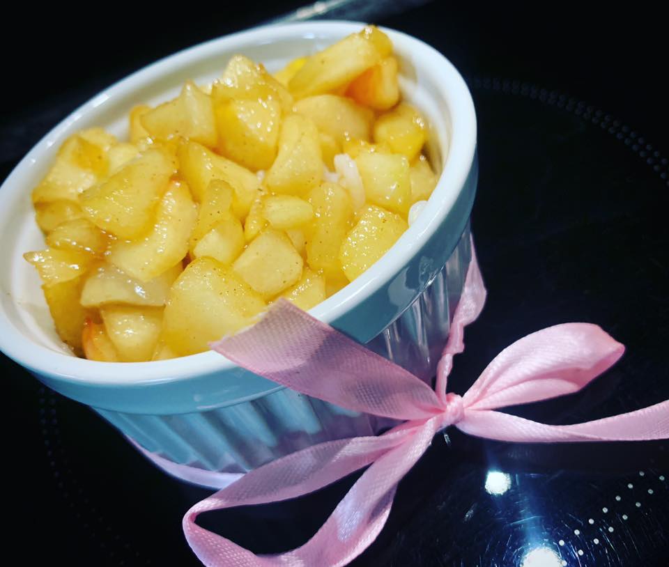 RYŻ NA MLEKU ROŚLINNYM Z KARMELIZOWANYM JABŁKIEM