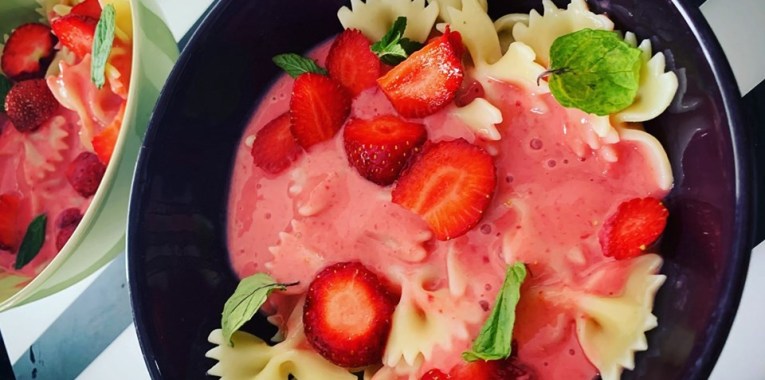 MAKARON Z TRUSKAWKAMI