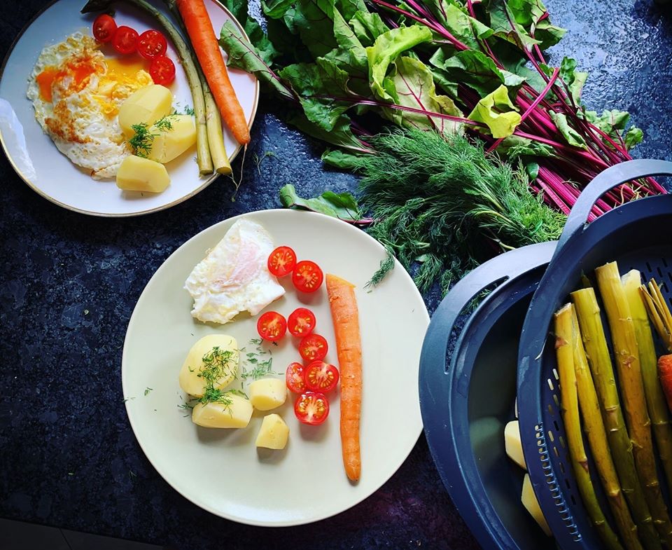 WIOSENNY OBIAD – JAJO SADZONE Z MŁODYMI ZIEMNIACZKAMI