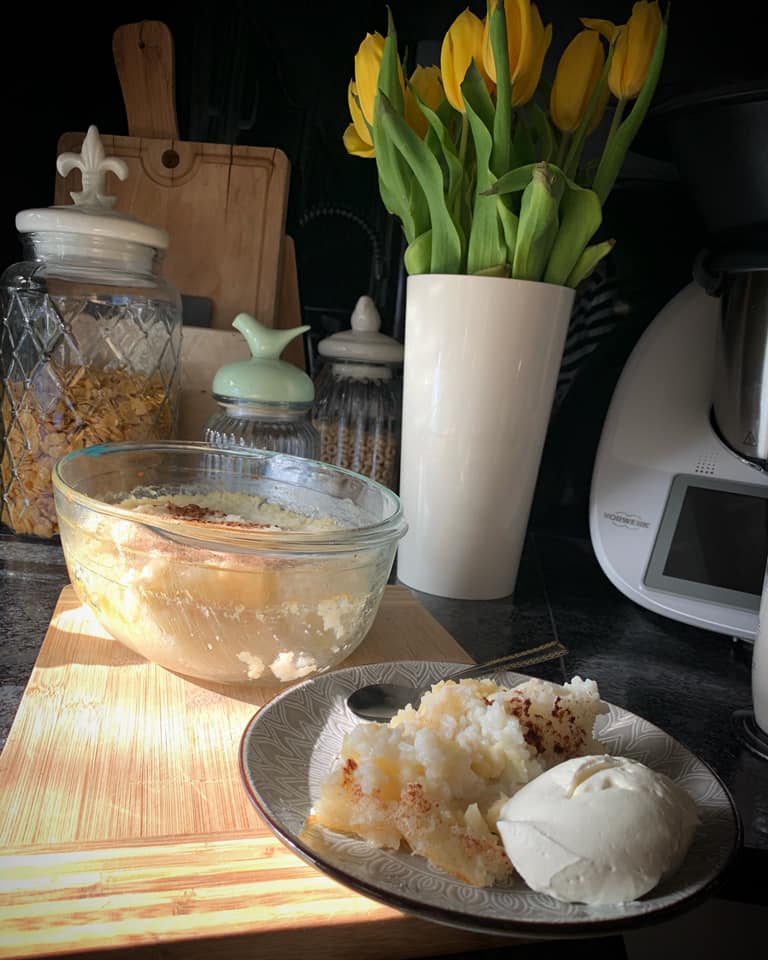 RYŻ ZAPIEKANY Z JABŁKAMI, CYNAMONEM I BITĄ ŚMIETANĄ