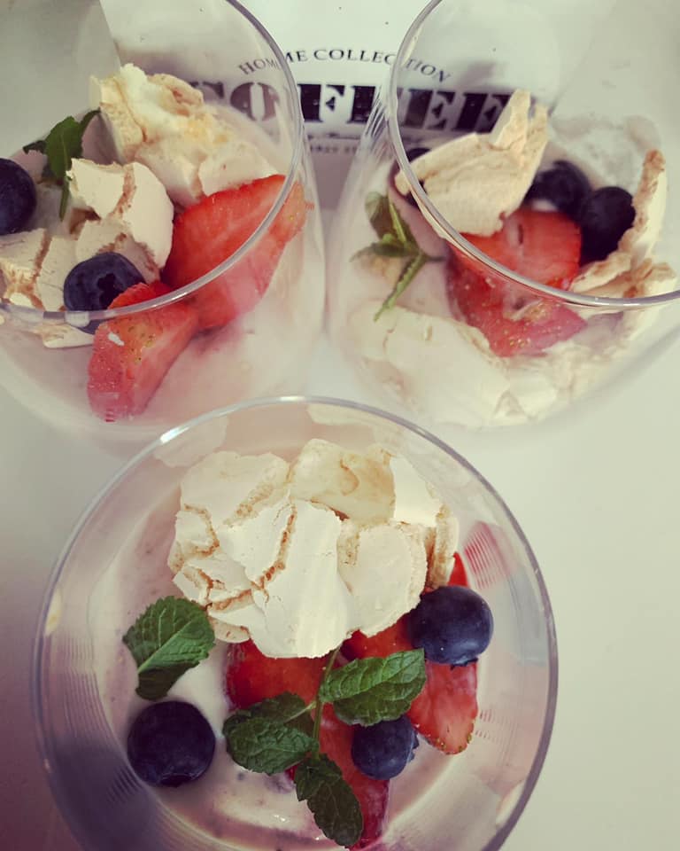 SEMIFREDDO TRUSKAWKOWE Z BEZAMI – wersja deserowa