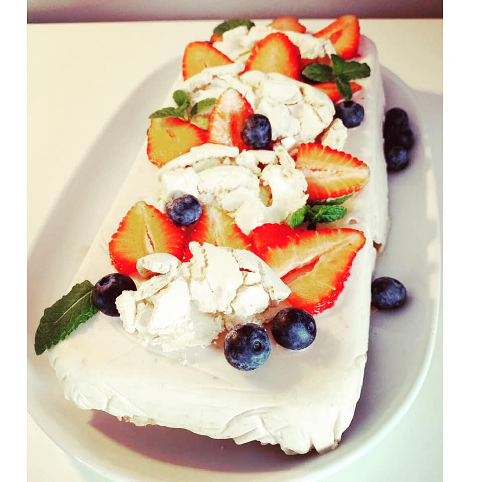 SEMIFREDDO Z BEZĄ I TRUSKAWKAMI