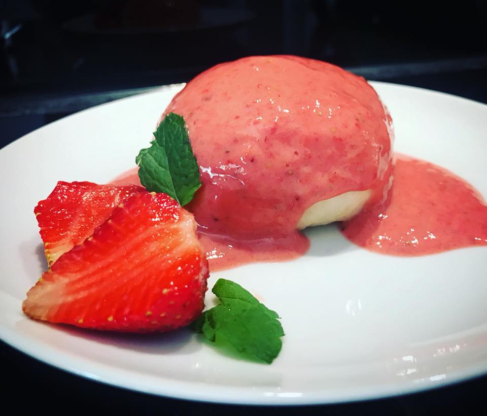 KLUSKI NA PARZE Z SOSEM TRUSKAWKOWYM