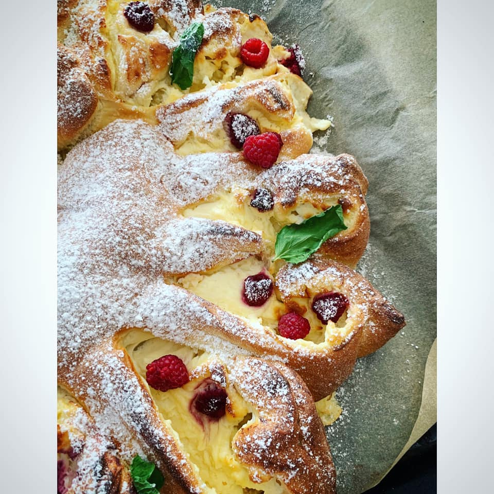 Drożdżowe z serem i malinami