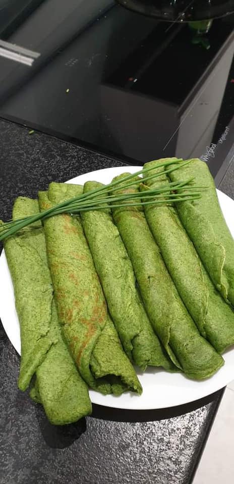 ZIELONE NALEŚNIKI Z SERKIEM, ŁOSOSIEM I KAWIOREM