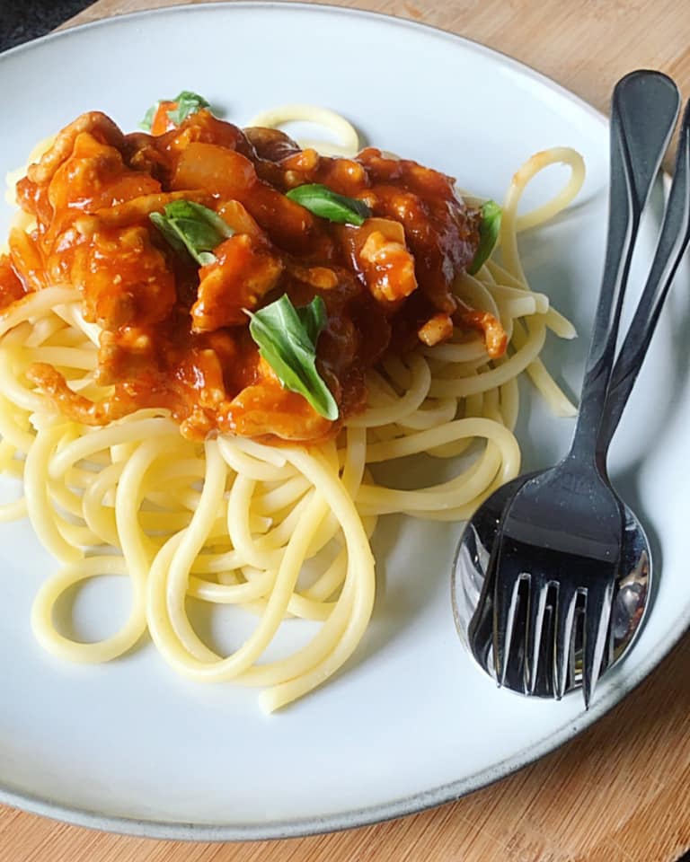 SPAGHETTI Z INDYKIEM I POMIDORAMI