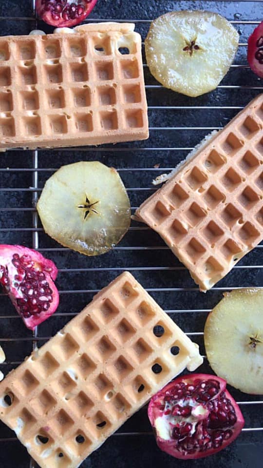 JESIENNE GOFRY Z KARMELIZOWANYM JABŁKIEM I CYNAMONEM