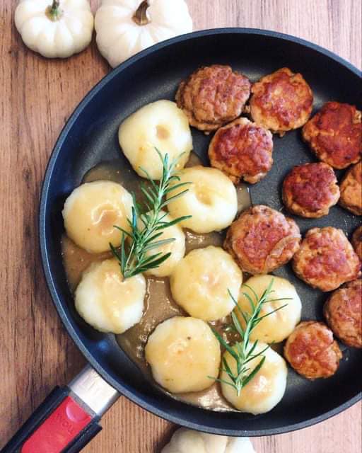 PULPETY Z INDYKA Z KLUSKAMI ŚLĄSKIMI I SOSEM GRZYBOWYM