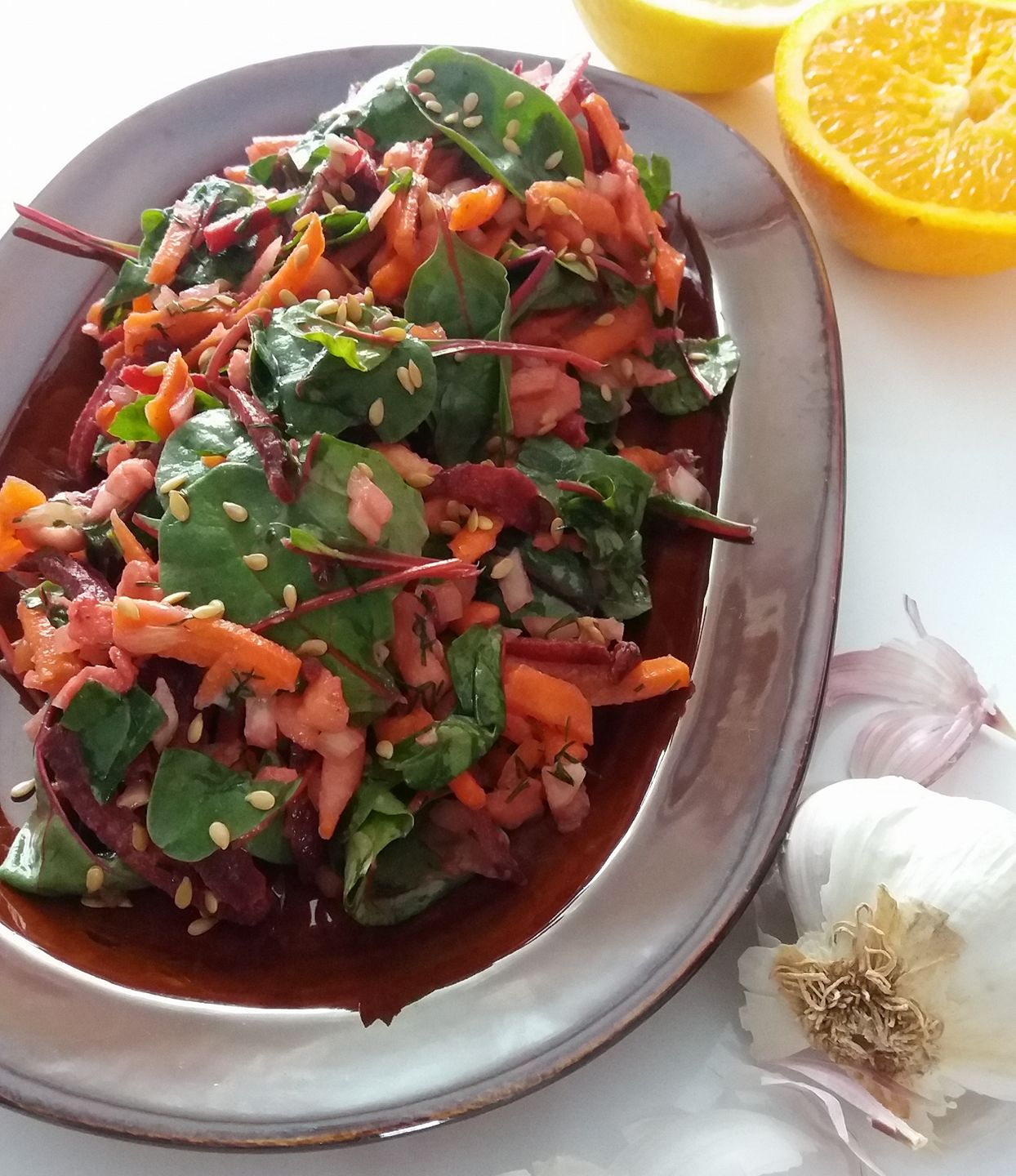 SAŁATKA Z BOTWINĄ I TAHINI