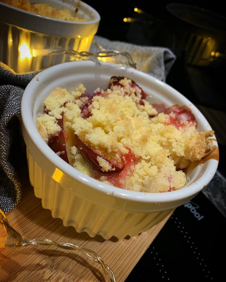 ZAPIEKANE OWOCE POD KOGLEM MOGLEM Z KRUSZONKĄ I LIKIEREM JAJECZNYM