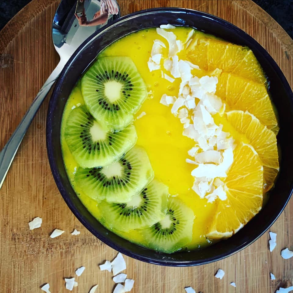 SMOOTHIE BOWL z mango, kiwi i pomarańczą