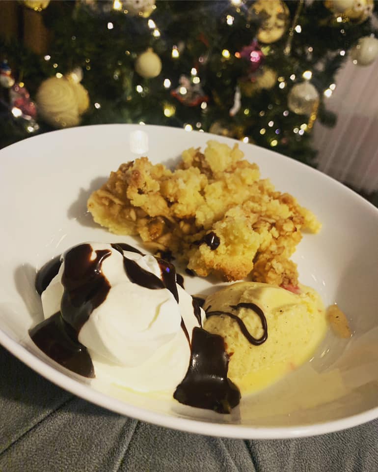 JABŁKA Z KRUSZONKĄ NA CIEPŁO I LODAMI