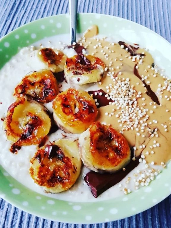 OWSIANKA Z KARMELIZOWANYM BANANEM I POPPINGIEM Z AMARANTUSA