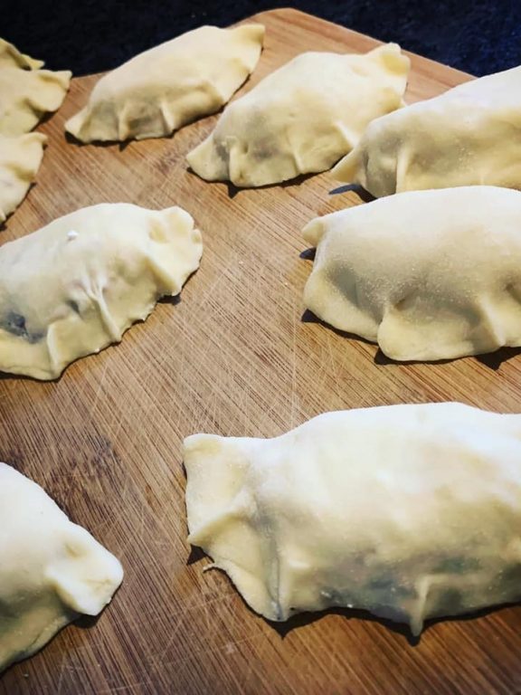 PIEROGI Z WĘDZONKĄ I SEREM