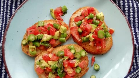 BRUSCHETTA Z AVOCADO SZARAGAMI