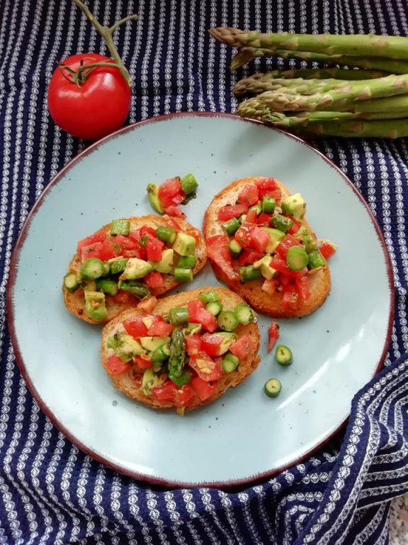 BRUSCHETTA Z AVOCADO, SZARAGAMI I ARBUZEM