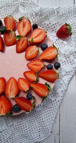 SERNIK MOCNO TRUSKAWKOWY NA ZIMNO Z CZEKOLADOWYM SPODEM