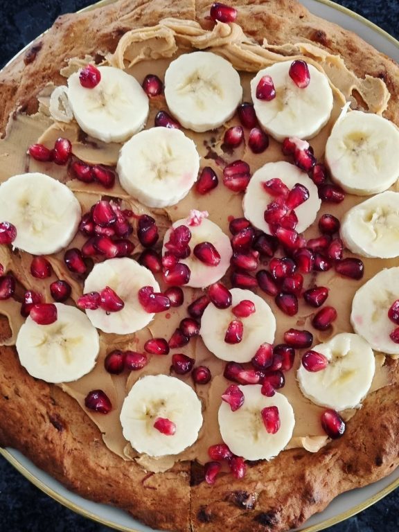 EKSPRESOWE CIASTO BANANOWE Z GRNANATEM I MASŁEM ORZECHOWYM