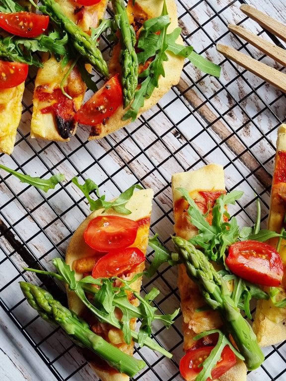 PODPŁOMYKI ZE SZPARAGAMI I SZYNKĄ PARMEŃSKĄ