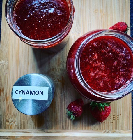 DŻEM TRUSKAWKOWY Z CYNAMONEM