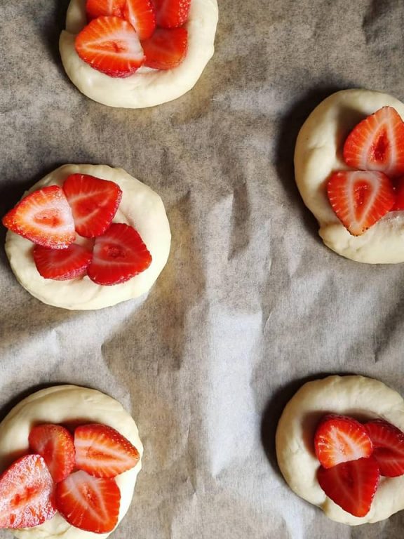 BUŁKI SŁODKIE Z TRUSKAWKAMI I KRUSZONKĄ