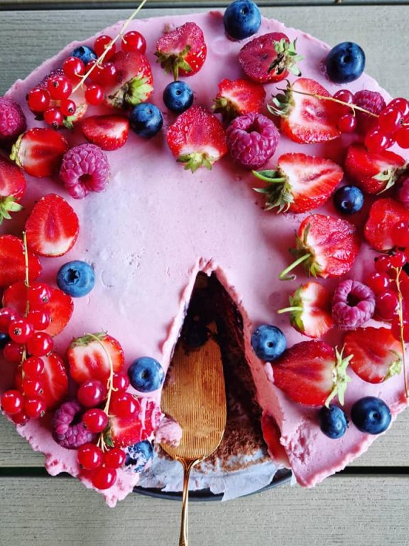 CIASTO Z TRUSKAWKOWĄ PIANKĄ