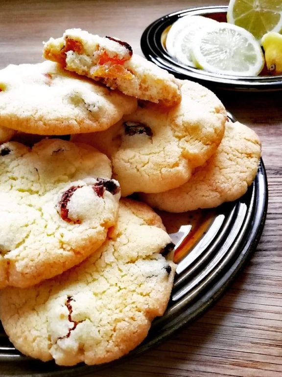 Maślane, kruche ciastka ze skórką cytrynową i morelami.