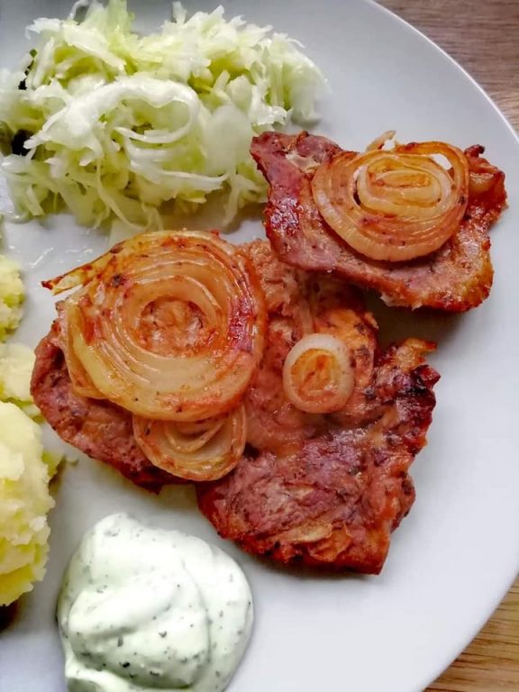 SOCZYSTA KARKÓWKA Z CEBULĄ W KETCHUPIE