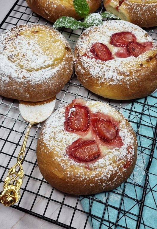 BUŁKI Z KREMEM BUDYNIOWYM