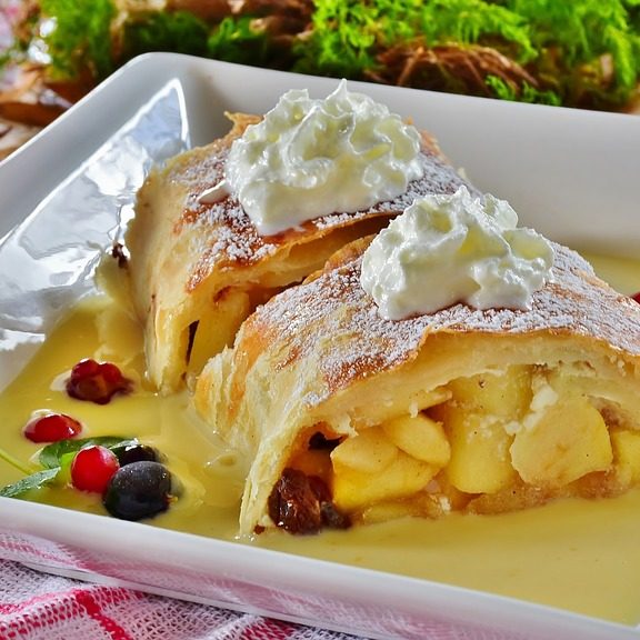 STRUDEL Z JABŁKAMI