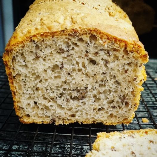 CHLEB Z MIGDAŁAMI, SIEMINIEM LNIANYM I OWSIANKĄ