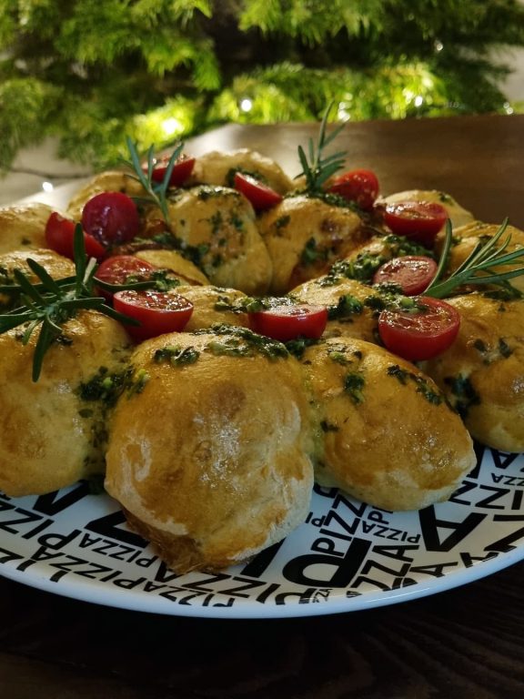 CHLEBEK WIANEK Z MASŁEM CZOSNKOWYM
