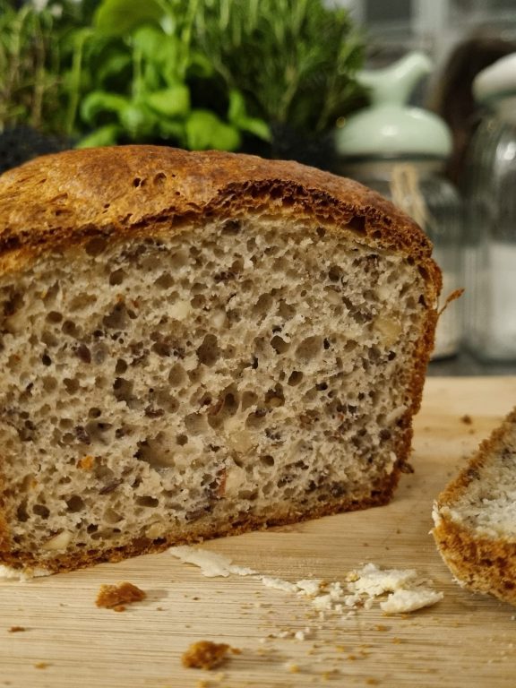 CHLEB ORKISZOWY Z MIGDAŁAMI