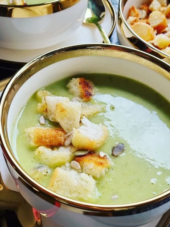 KREM Z BROKUŁ Z GRZANKAMI CZOSNKOWYMI