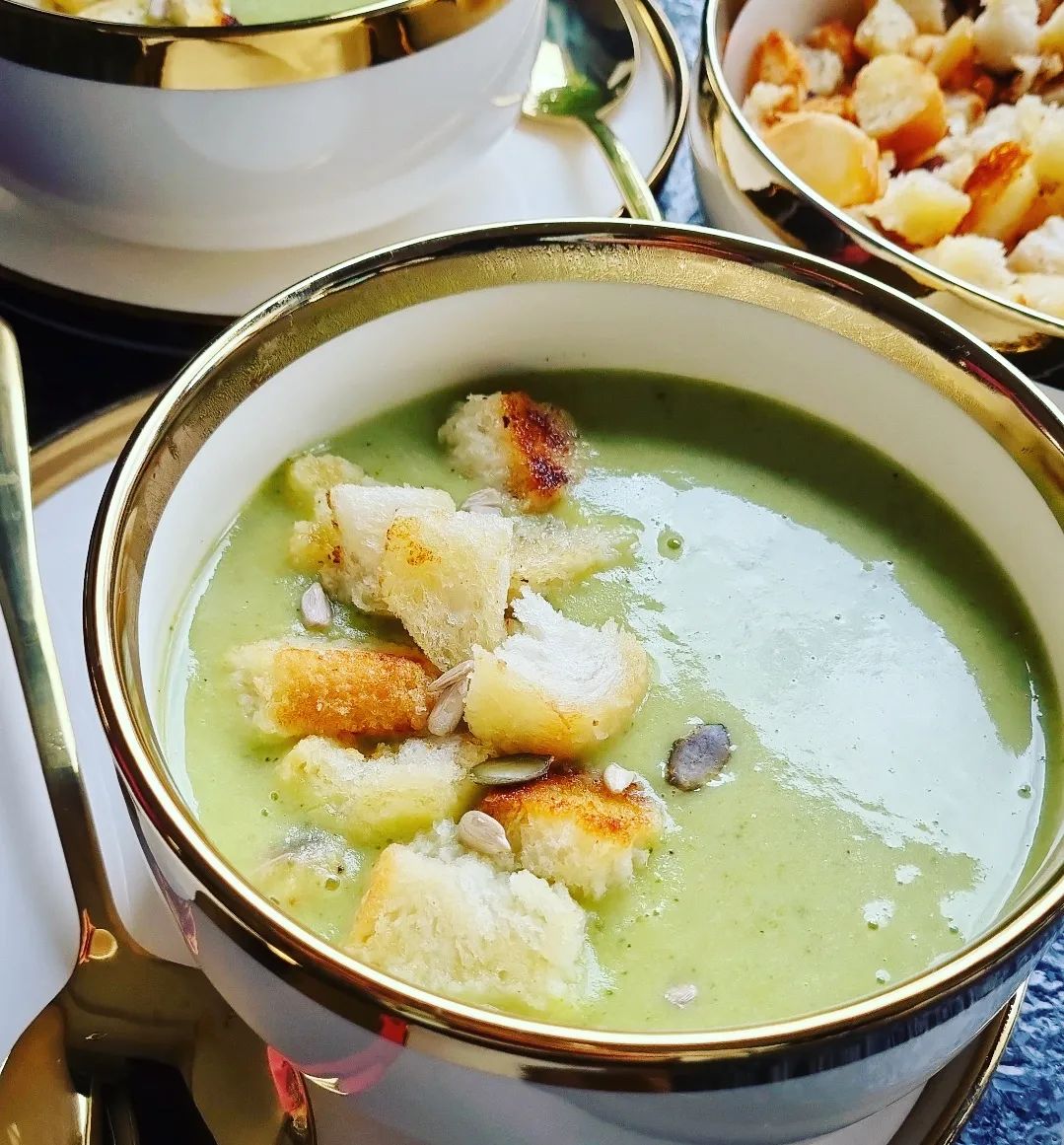 KREM Z BROKUŁ Z GRZANKAMI CZOSNKOWYMI