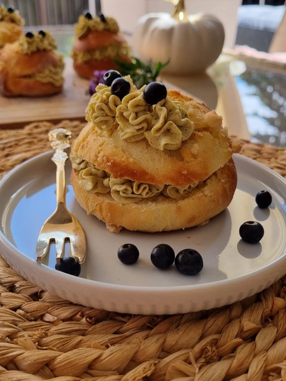 BUŁECZKI MAŚLANE Z KREMEM PISATCJOWYM