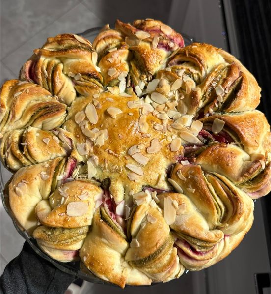 DROŻDZÓWKA Z PISTACJAMI, MALINAMI I BIAŁĄ CZEKOLADĄ