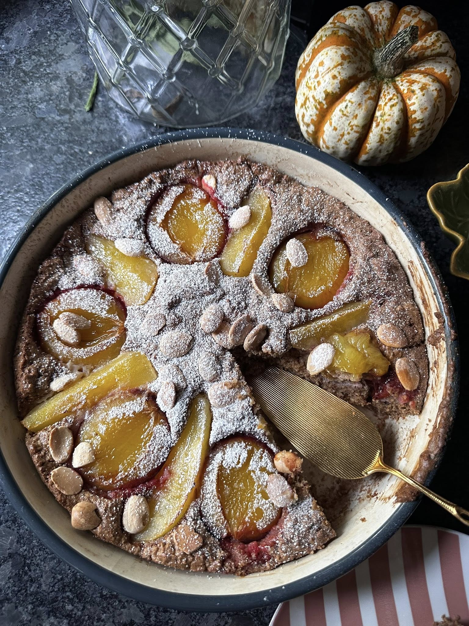 Bezglutenowe ciasto migdałowe z gruszkami i śliwkami