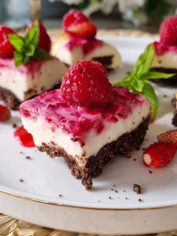 Ciastka sernikowo-malinowe z sosem jeżynowym