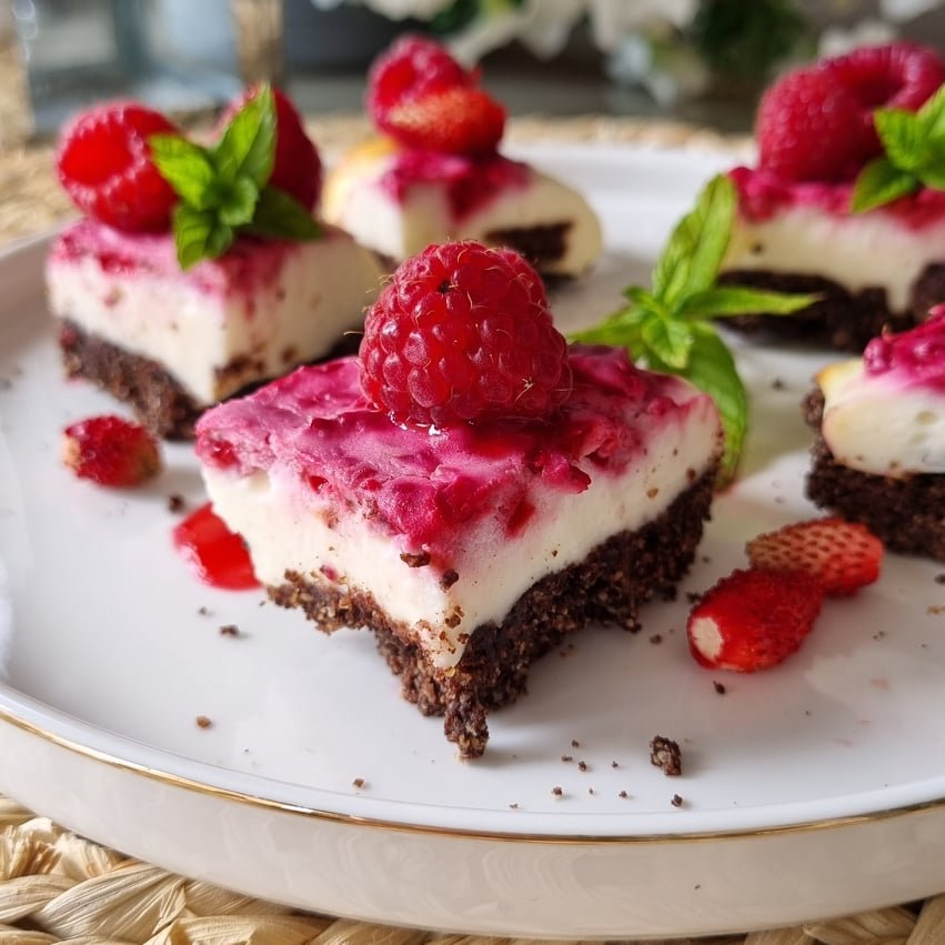 Ciastka sernikowo-malinowe z sosem jeżynowym